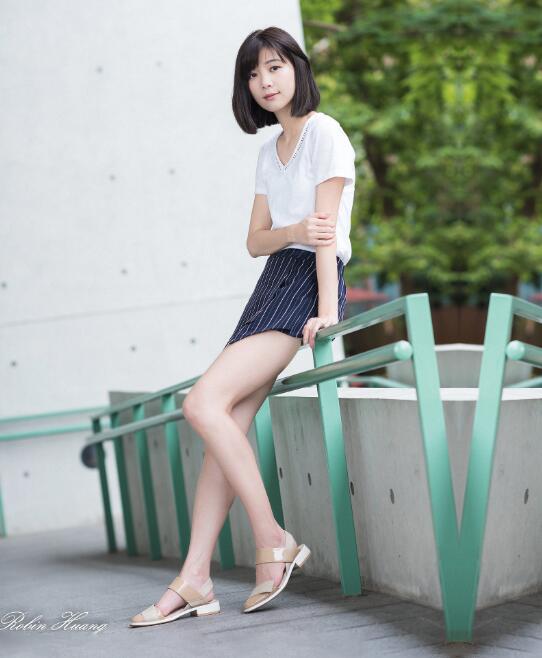 在车里两个男人舔我 在车里两个男人舔我